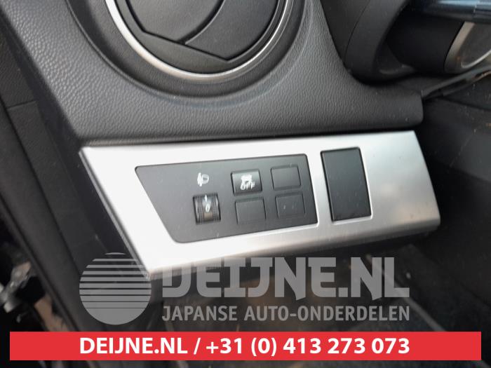 Mazda 3 Sport 1.6i MZR 16V Samochód złomowany (2011, Czarny)