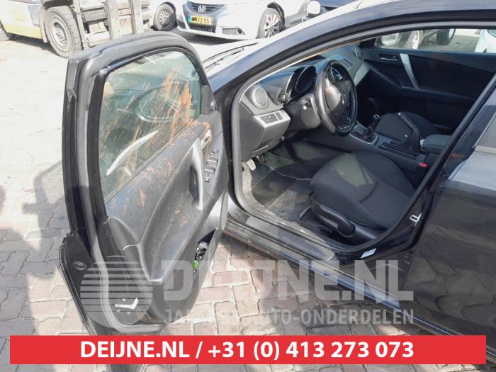 Mazda 3 Sport 1.6i MZR 16V Samochód złomowany (2011, Czarny)