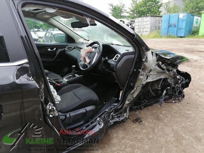 Nissan Qashqai 1.6 DIG-T 163 16V Samochód złomowany (2015, Czarny)