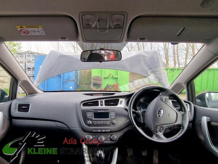 Kia Cee'd 1.4i 16V Schrottauto (2015, Schwarz)