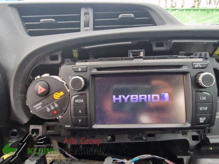 Toyota Yaris III 1.5 16V Hybrid Épave (2013, Blanc)