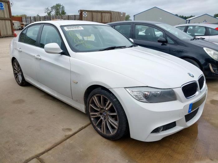 BMW 3 serie 318i 16V Skrotfordon (2011, WIT)