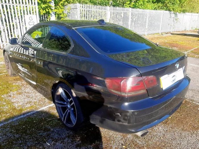 BMW 3 serie 320i 16V Épave (2009, Noir)
