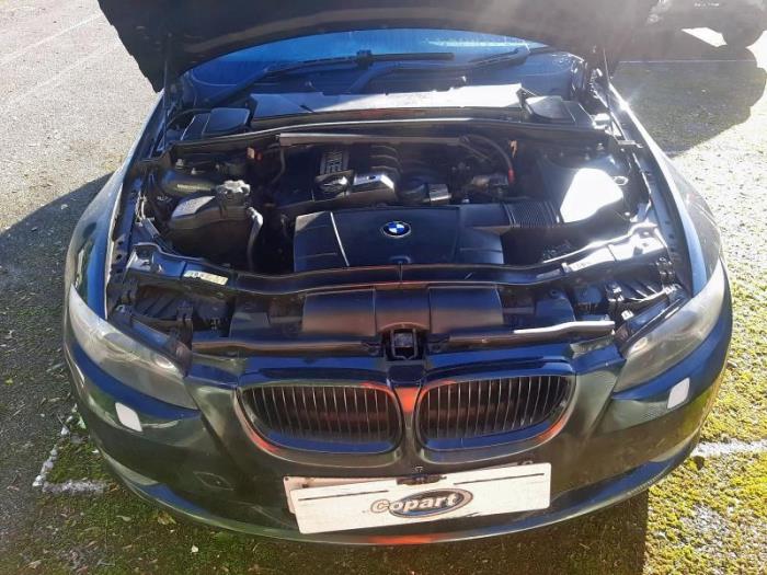 BMW 3 serie 320i 16V Épave (2009, Noir)