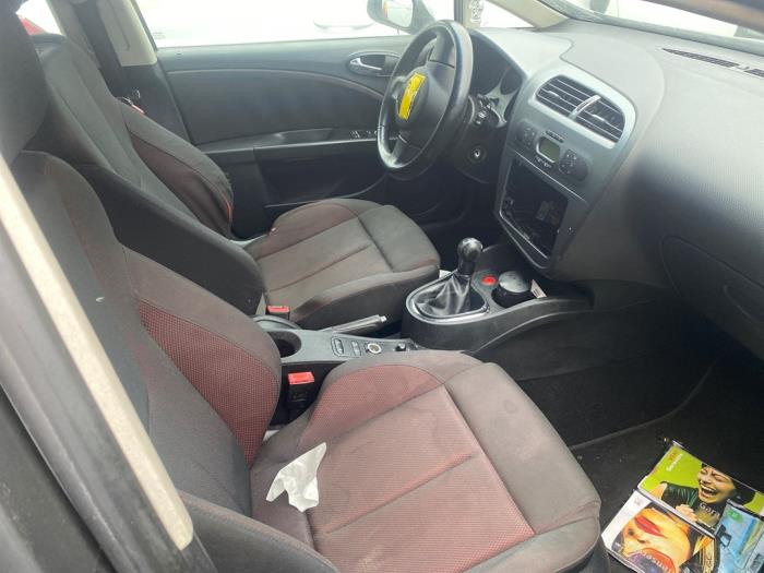 Seat Leon 2.0 FSI 16V Samochód złomowany (2006, Szary)