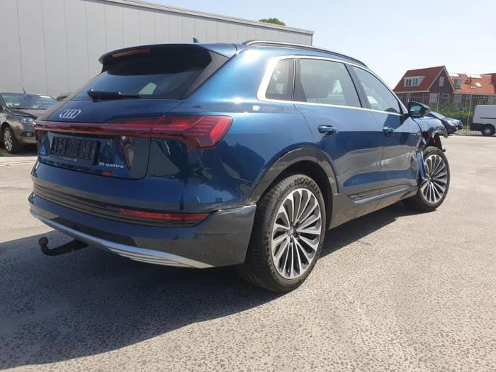 Audi e-tron 55 quattro Skrotfordon (2019, BLAUW)