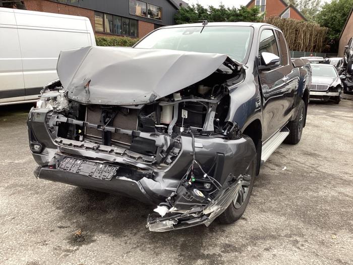 Toyota Hilux VI 2.4 D4D-F 16V 4x4 Épave (2021, Gris)