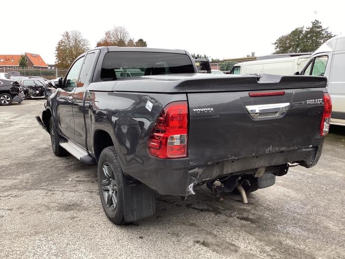 Toyota Hilux VI 2.4 D4D-F 16V 4x4 Schrottauto (2021, Grau)