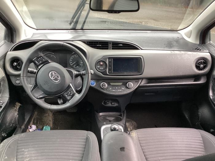 Toyota Yaris III 1.5 16V Hybrid Épave (2019, Rouge)