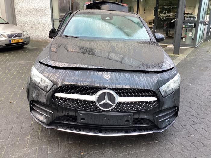 Mercedes A Limousine 1.3 A-180 Turbo Schrottauto (2020, Schwarz) 