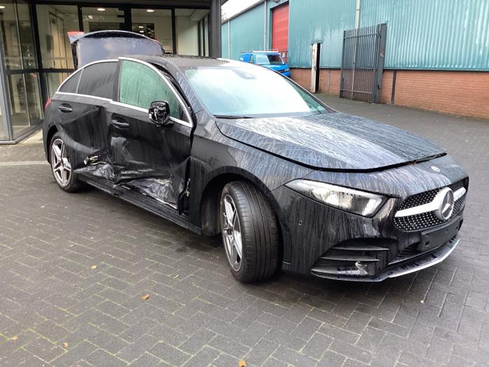 Mercedes A Limousine 1.3 A-180 Turbo Schrottauto (2020, Schwarz) 