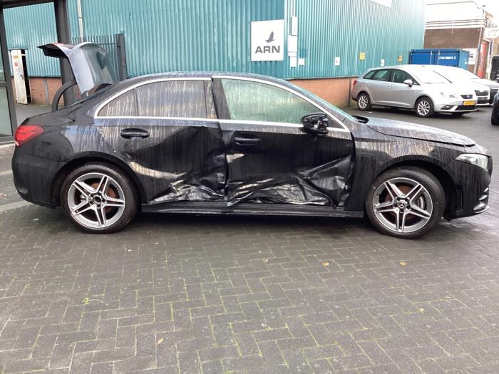 Mercedes A Limousine 1.3 A-180 Turbo Schrottauto (2020, Schwarz) 