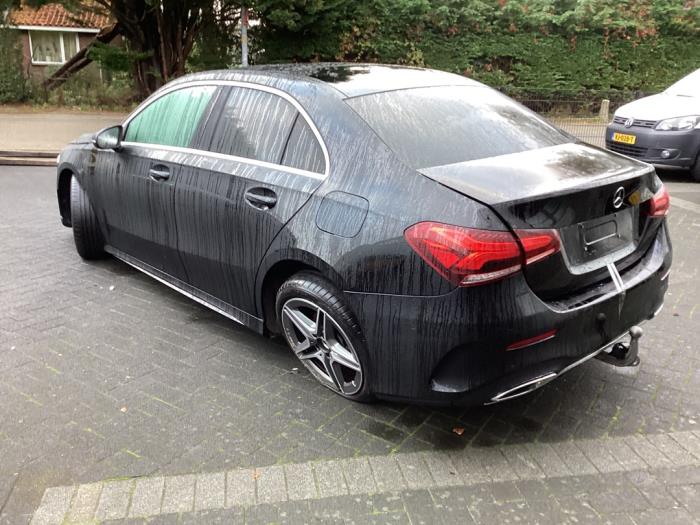 Mercedes A Limousine 1.3 A-180 Turbo Schrottauto (2020, Schwarz) 