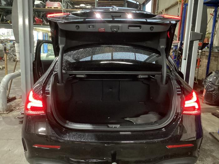 Mercedes A Limousine 1.3 A-180 Turbo Schrottauto (2020, Schwarz)