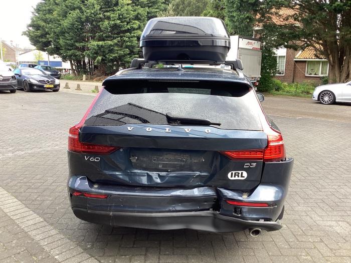 Volvo V60 II 2.0 D3 16V Épave (2019, Métallisé, Bleu)