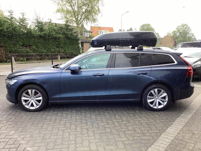 Volvo V60 II 2.0 D3 16V Épave (2019, Métallisé, Bleu)