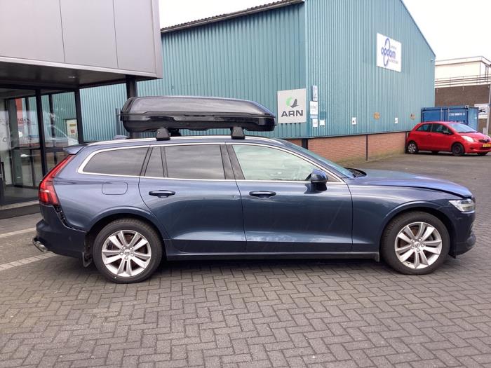 Volvo V60 II 2.0 D3 16V Épave (2019, Métallisé, Bleu)