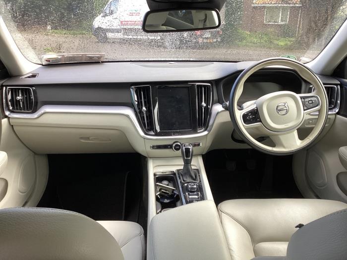 Volvo V60 II 2.0 D3 16V Épave (2019, Métallisé, Bleu)