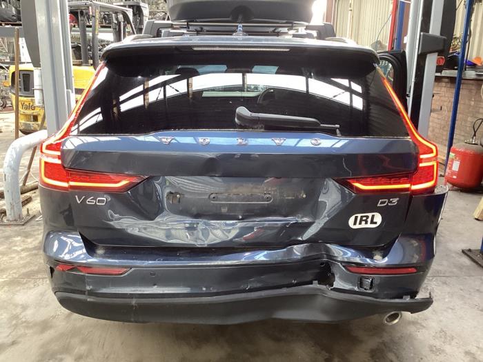 Volvo V60 II 2.0 D3 16V Épave (2019, Métallisé, Bleu)