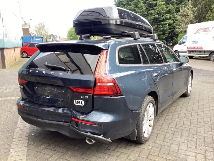 Volvo V60 II 2.0 D3 16V Épave (2019, Métallisé, Bleu)