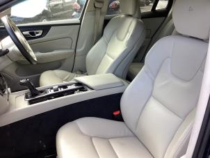 Volvo V60 II 2.0 D3 16V Épave (2019, Métallisé, Bleu)