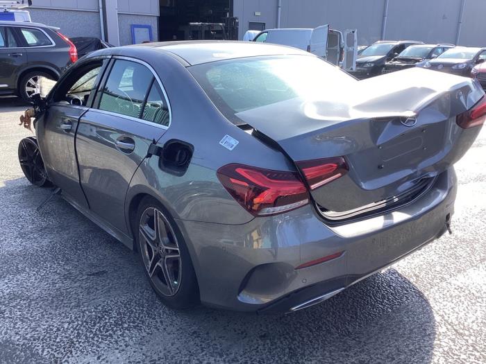 Mercedes A Limousine 1.5 A-180d Schrottauto (2019, Grau)