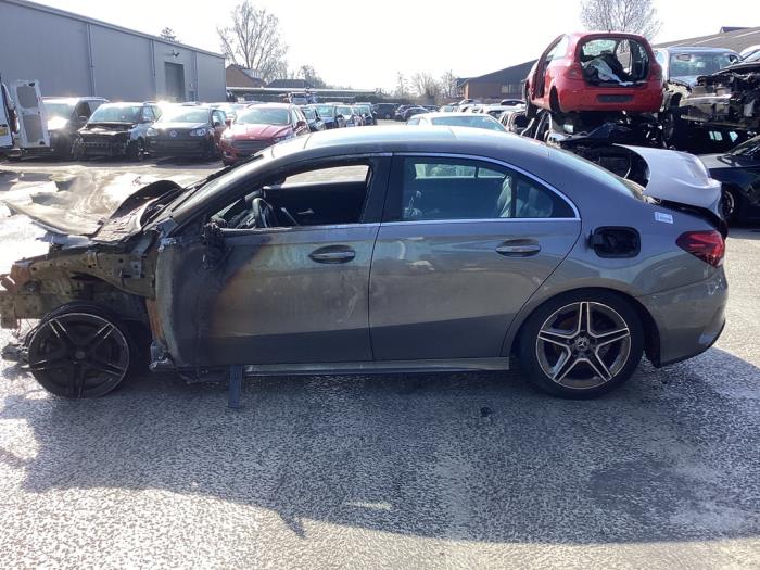Mercedes A Limousine 1.5 A-180d Schrottauto (2019, Grau)