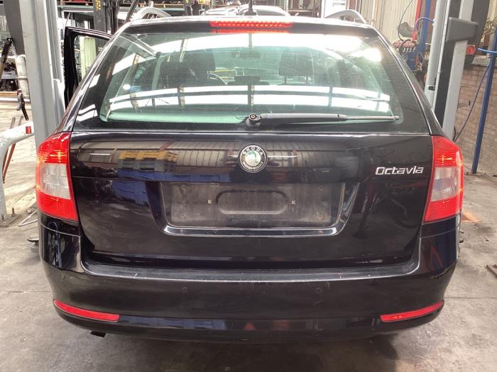 Skoda Octavia Combi 1.2 TSI Samochód złomowany (2010, Czarny)