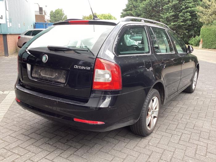 Skoda Octavia Combi 1.2 TSI Samochód złomowany (2010, Czarny)