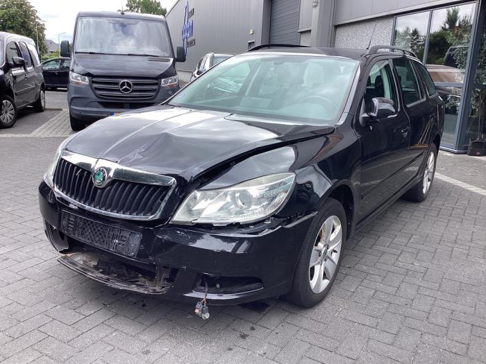 Skoda Octavia Combi 1.2 TSI Samochód złomowany (2010, Czarny)