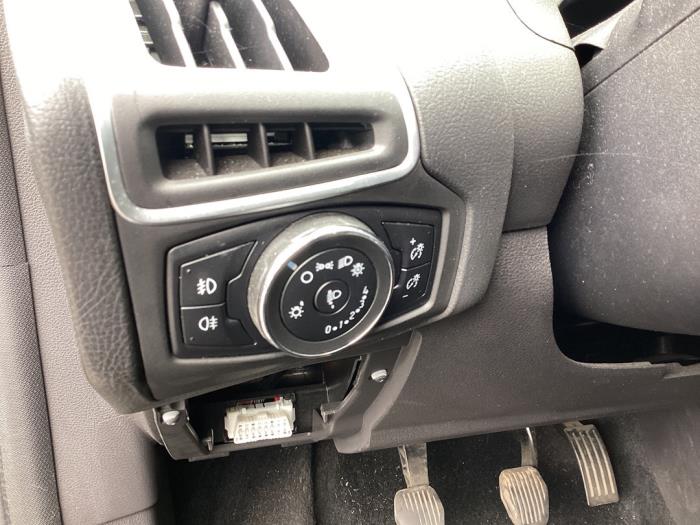 Ford Focus 3 Wagon 1.0 Ti-VCT EcoBoost 12V 125 Épave (2015, Noir)