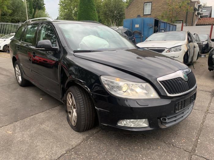Skoda Octavia Combi 1.4 TSI 16V Salvage vehicle (2010, Black)