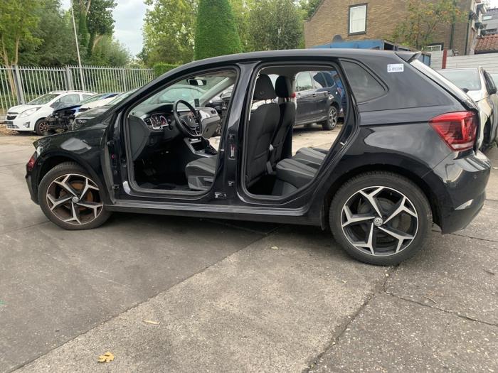 Volkswagen Polo VI 1.0 TSI 12V Samochód złomowany (2017, Czarny)