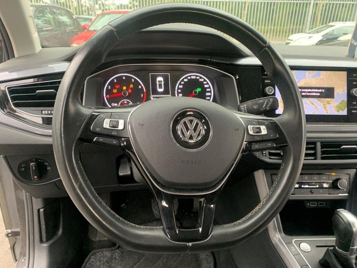 Volkswagen Polo VI 1.0 TSI 12V Samochód złomowany (2017, Czarny)