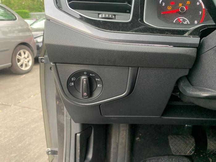 Volkswagen Polo VI 1.0 TSI 12V Samochód złomowany (2017, Czarny)