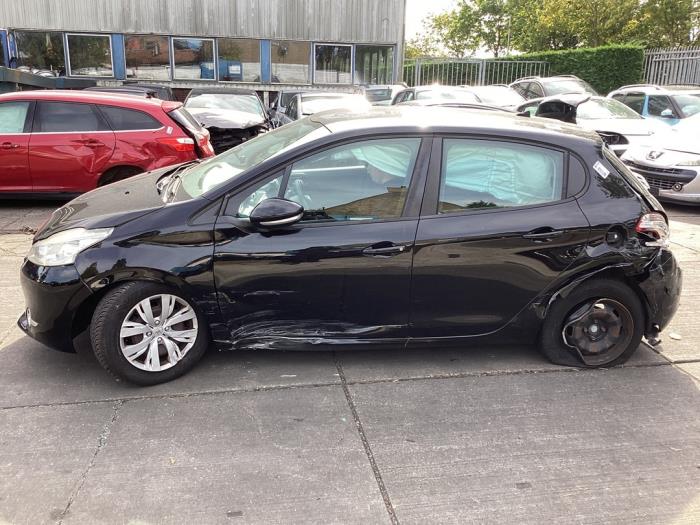 Peugeot 208 I 1.2 Vti 12V PureTech 82 Schrottauto (2014, Schwarz)