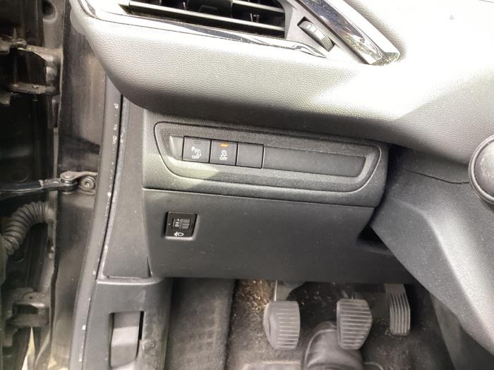 Peugeot 208 I 1.2 Vti 12V PureTech 82 Schrottauto (2014, Schwarz)