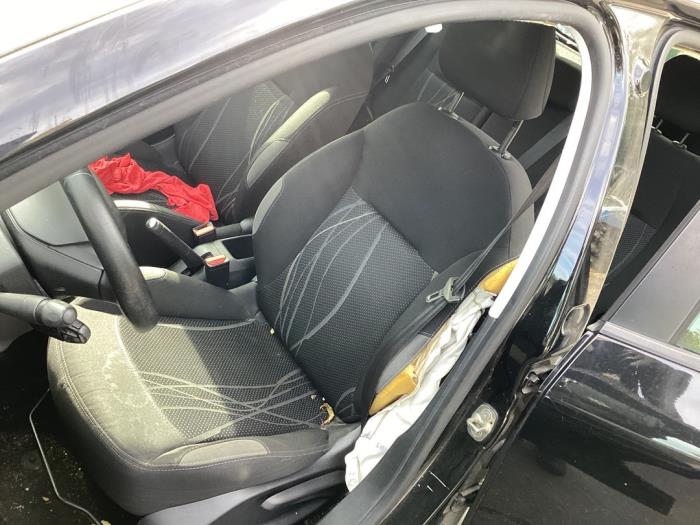 Peugeot 208 I 1.2 Vti 12V PureTech 82 Schrottauto (2014, Schwarz)