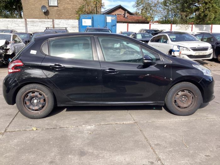 Peugeot 208 I 1.2 Vti 12V PureTech 82 Schrottauto (2014, Schwarz)