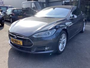 Tesla Model S 85D  (Szkoda)