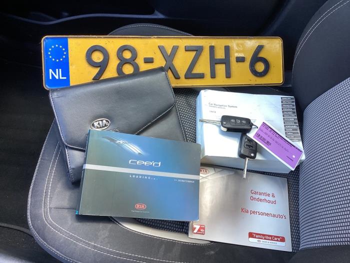 Kia Cee'd Sportswagon 1.6 GDI 16V Coche dañado (2012, Gris)