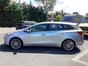 Kia Cee'd Sportswagon 1.6 GDI 16V Coche dañado (2012, Gris)