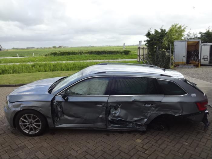 Skoda Superb Combi 1.6 TDI Épave (2016, Gris)