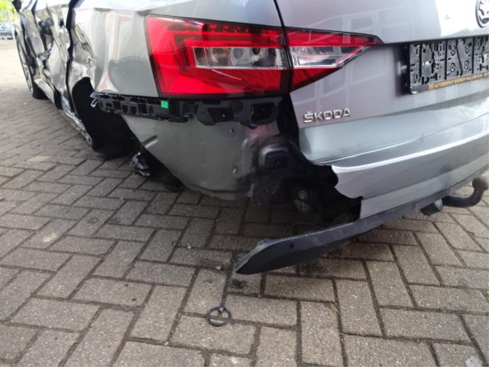 Skoda Superb Combi 1.6 TDI Épave (2016, Gris)