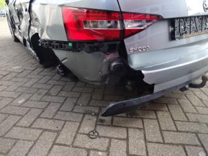 Skoda Superb Combi 1.6 TDI Épave (2016, Gris)