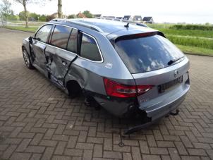 Skoda Superb Combi 1.6 TDI Épave (2016, Gris)