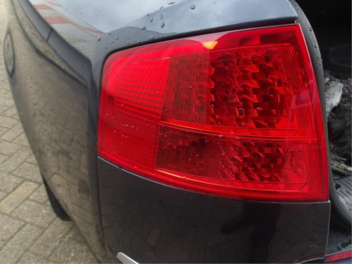 Audi A8 4.2 V8 40V Quattro Épave (2003, Bleu)