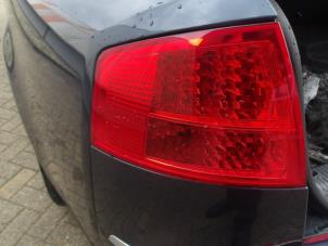 Audi A8 4.2 V8 40V Quattro Épave (2003, Bleu)