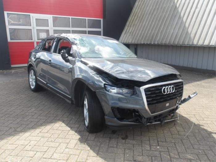 Audi Q2 1.0 TFSI 12V Samochód złomowany (2018, Szary)