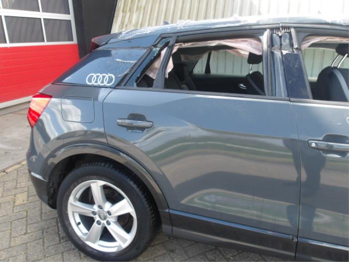 Audi Q2 1.0 TFSI 12V Samochód złomowany (2018, Szary)